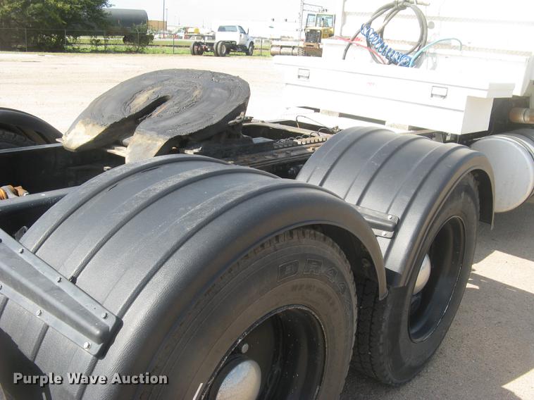 image for item DC1306 2006 Mack CH600 semi truck