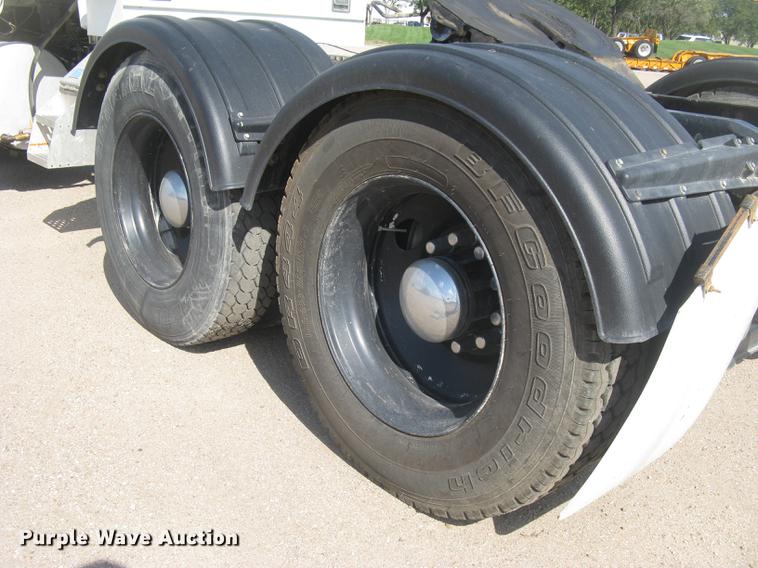 image for item DC1306 2006 Mack CH600 semi truck