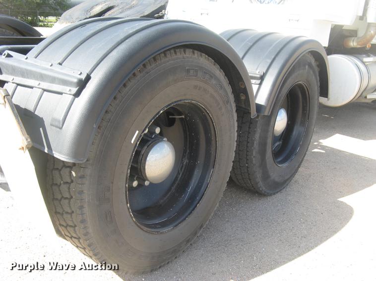 image for item DC1306 2006 Mack CH600 semi truck