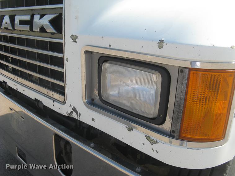 image for item DC1306 2006 Mack CH600 semi truck