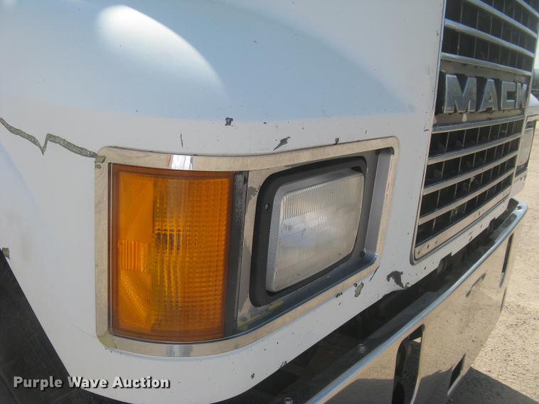 image for item DC1306 2006 Mack CH600 semi truck