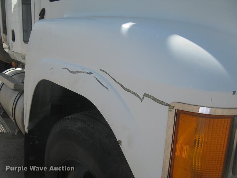 image for item DC1306 2006 Mack CH600 semi truck