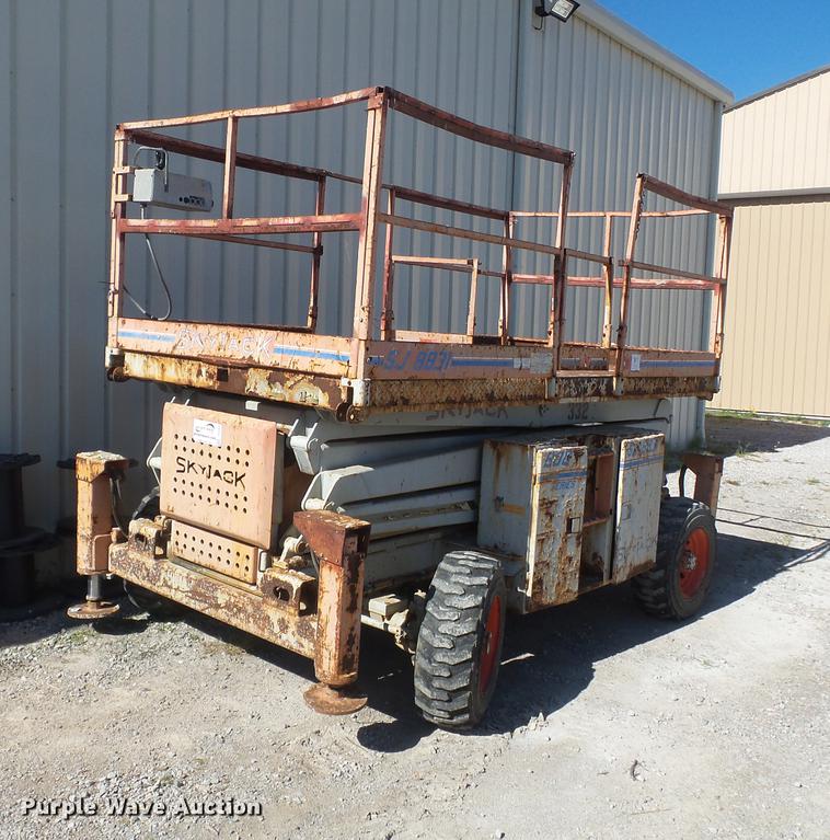 image for item DD2485 1998 Skyjack SJ8831A scissor lift