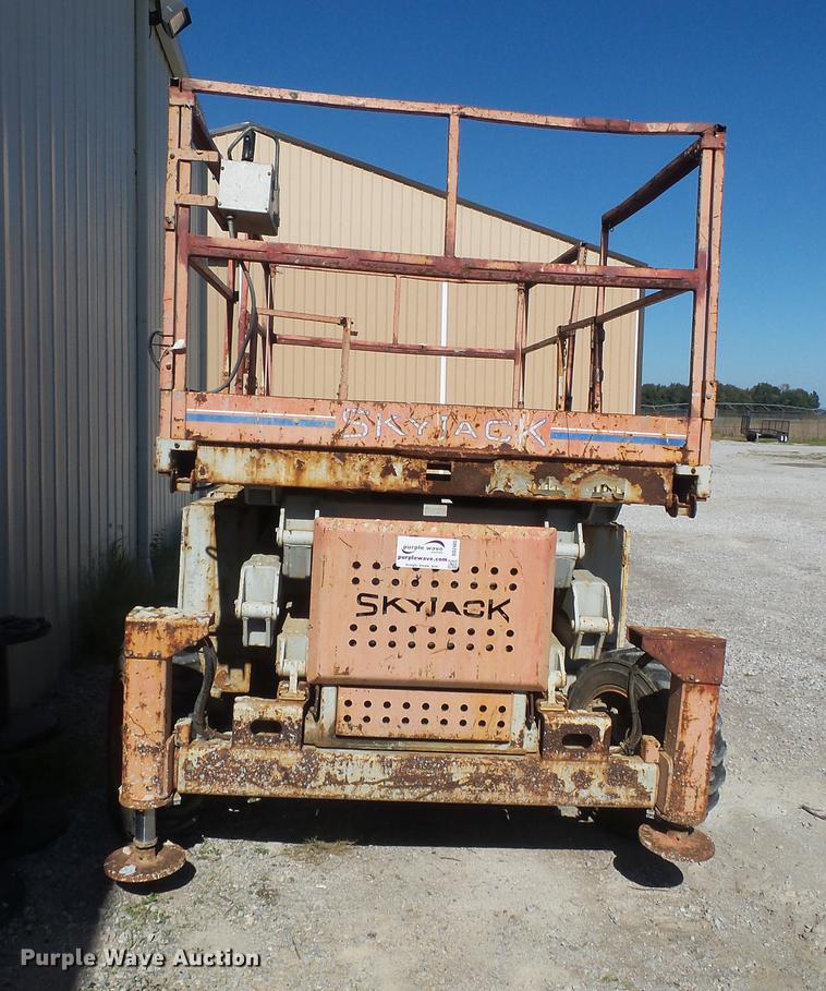image for item DD2485 1998 Skyjack SJ8831A scissor lift