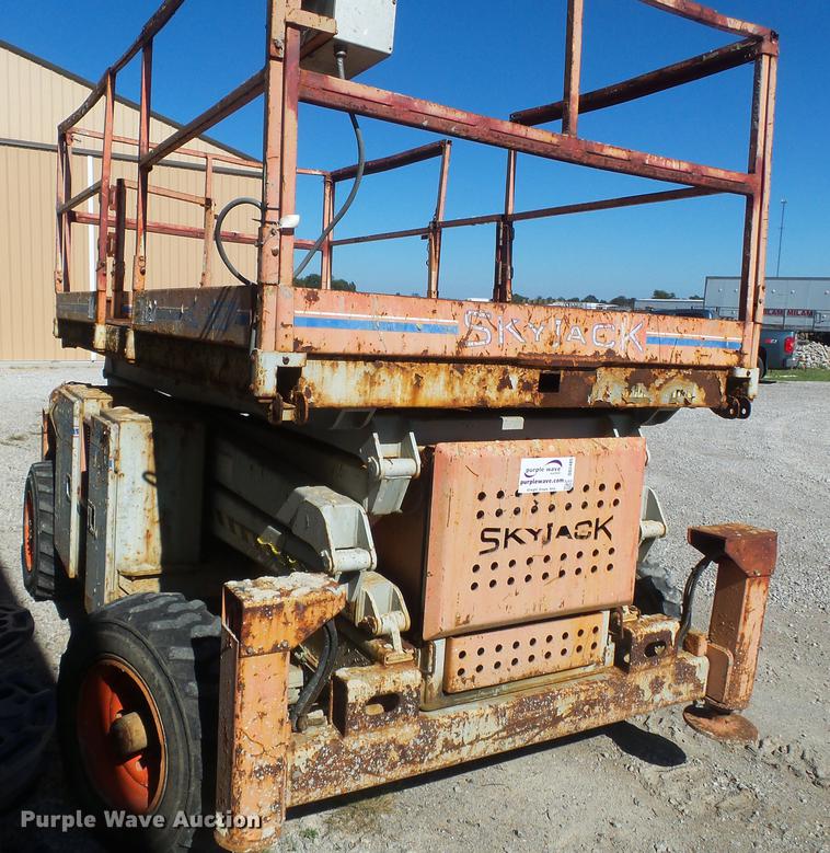 image for item DD2485 1998 Skyjack SJ8831A scissor lift