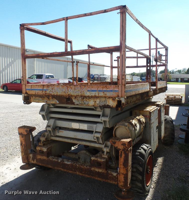 image for item DD2485 1998 Skyjack SJ8831A scissor lift