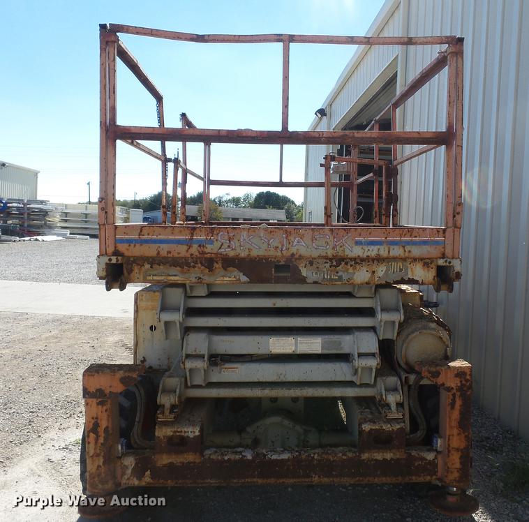 image for item DD2485 1998 Skyjack SJ8831A scissor lift