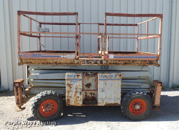 image for item DD2485 1998 Skyjack SJ8831A scissor lift