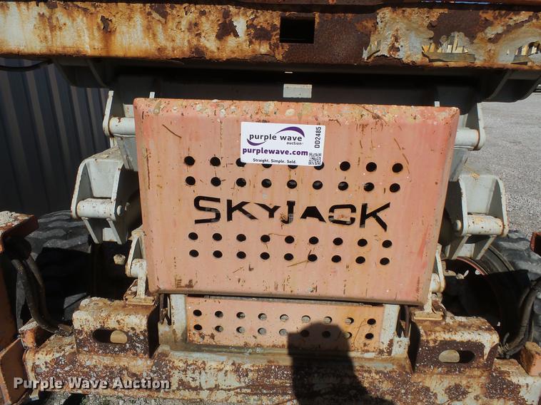 image for item DD2485 1998 Skyjack SJ8831A scissor lift