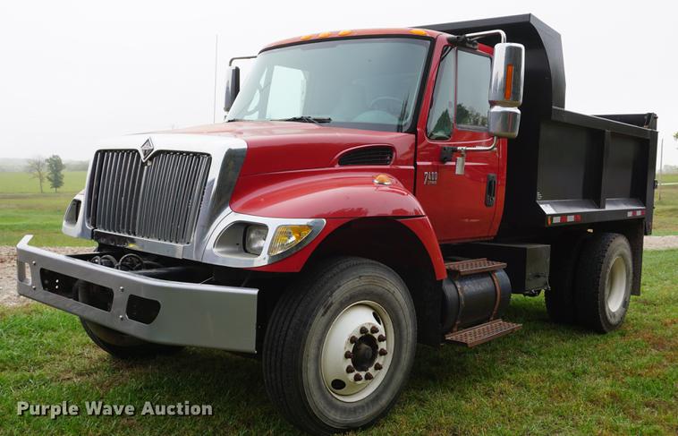 image for item DD6605 2003 International 7400 dump truck
