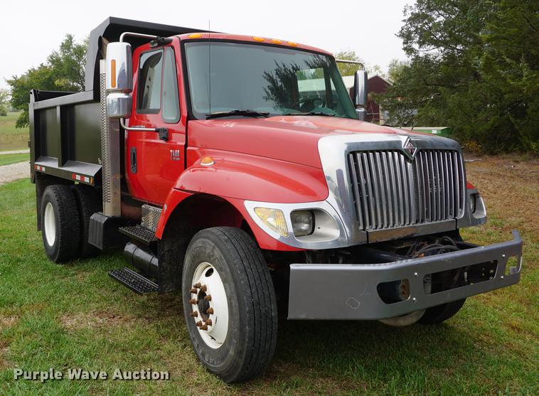 image for item DD6605 2003 International 7400 dump truck