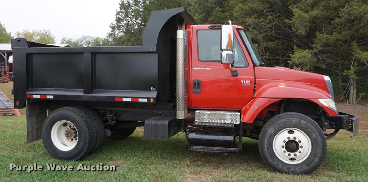 image for item DD6605 2003 International 7400 dump truck
