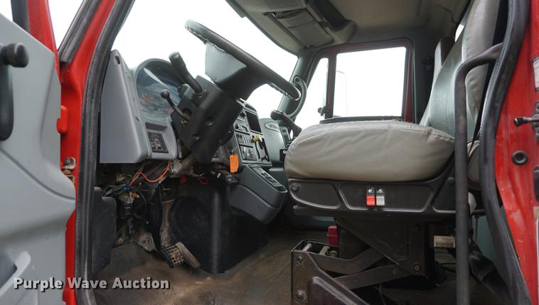 image for item DD6605 2003 International 7400 dump truck