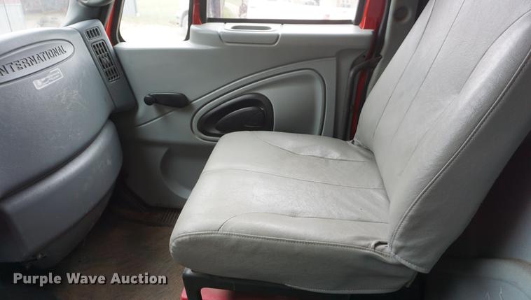 image for item DD6605 2003 International 7400 dump truck