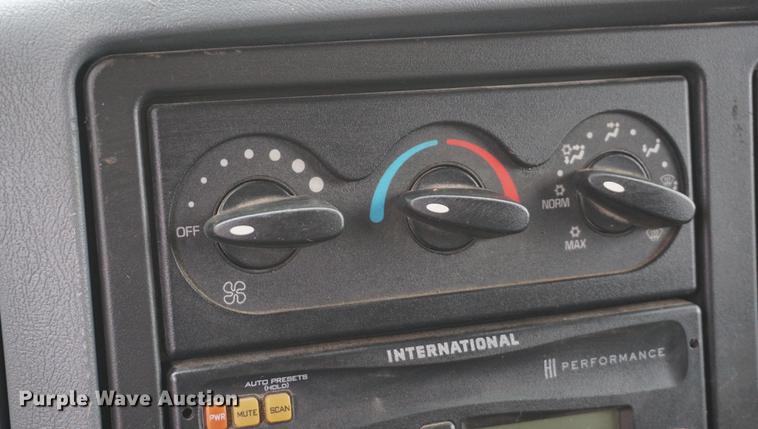 image for item DD6605 2003 International 7400 dump truck