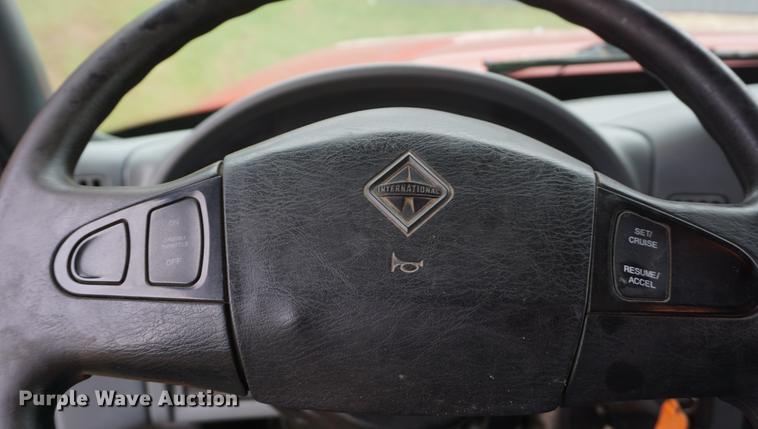 image for item DD6605 2003 International 7400 dump truck