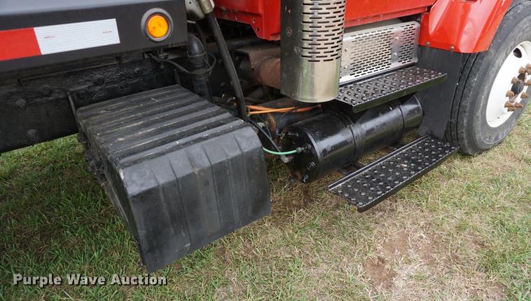 image for item DD6605 2003 International 7400 dump truck