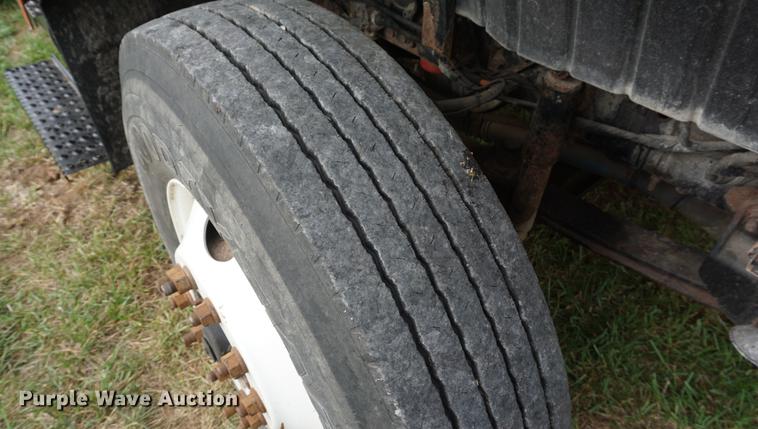 image for item DD6605 2003 International 7400 dump truck