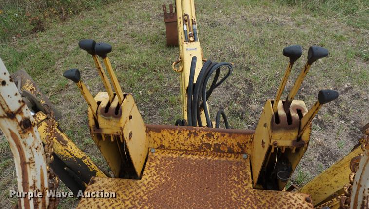 image for item DD6627 International 260A backhoe