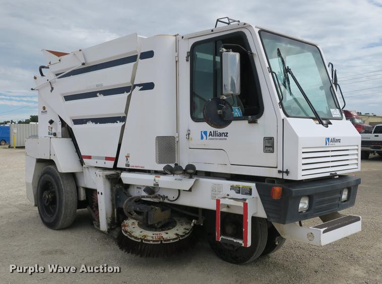 image for item DE3831 2009 Allianz Johnston MX450 sweeper
