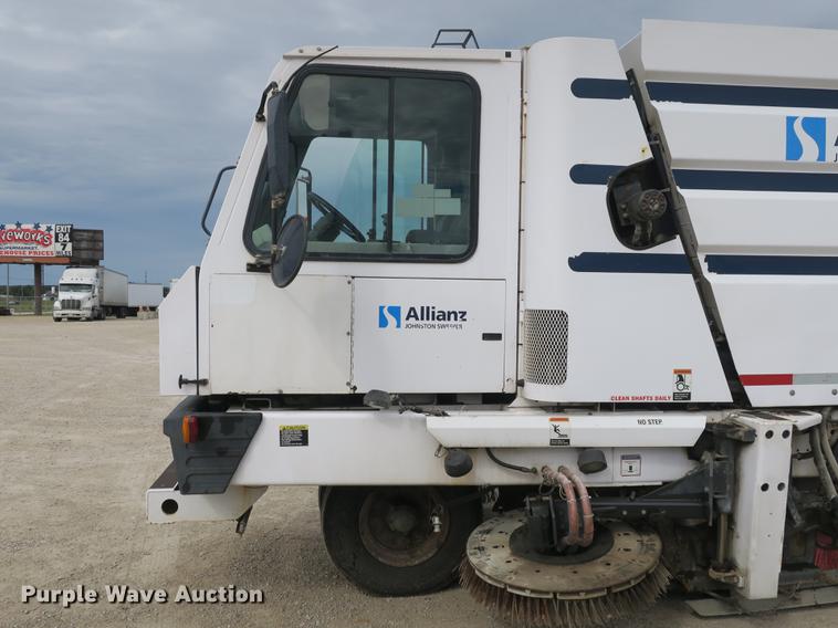 image for item DE3831 2009 Allianz Johnston MX450 sweeper