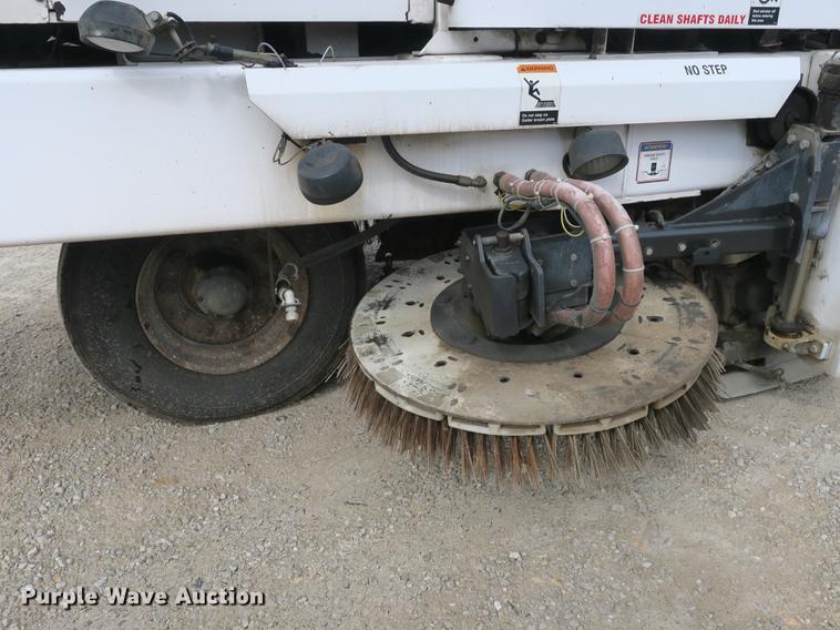 image for item DE3831 2009 Allianz Johnston MX450 sweeper