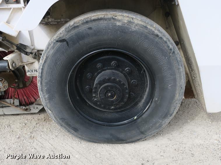 image for item DE3831 2009 Allianz Johnston MX450 sweeper