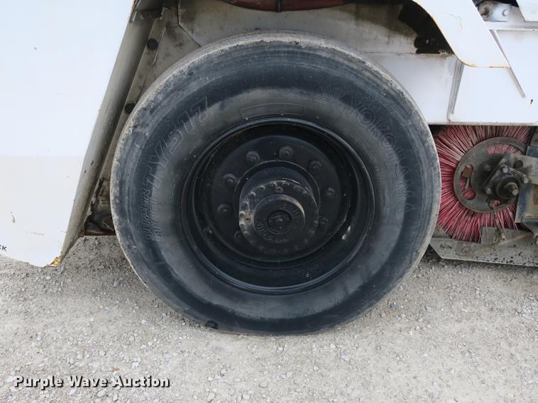 image for item DE3831 2009 Allianz Johnston MX450 sweeper