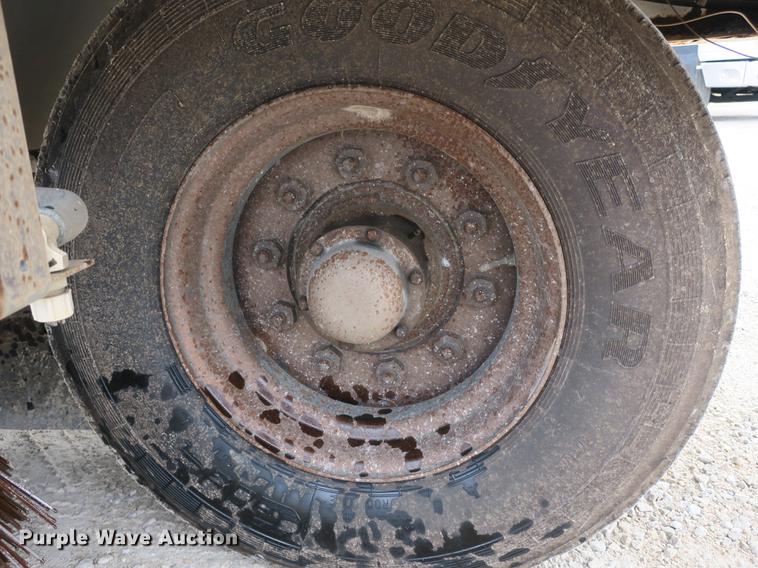 image for item DE3831 2009 Allianz Johnston MX450 sweeper