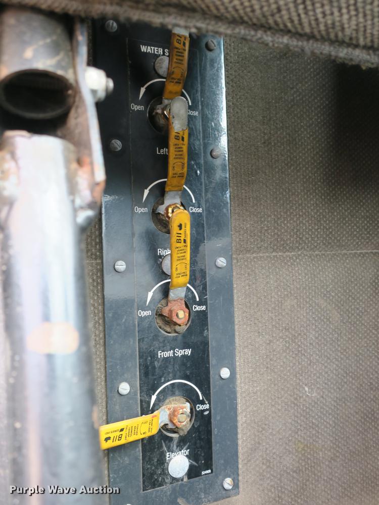 image for item DE3831 2009 Allianz Johnston MX450 sweeper