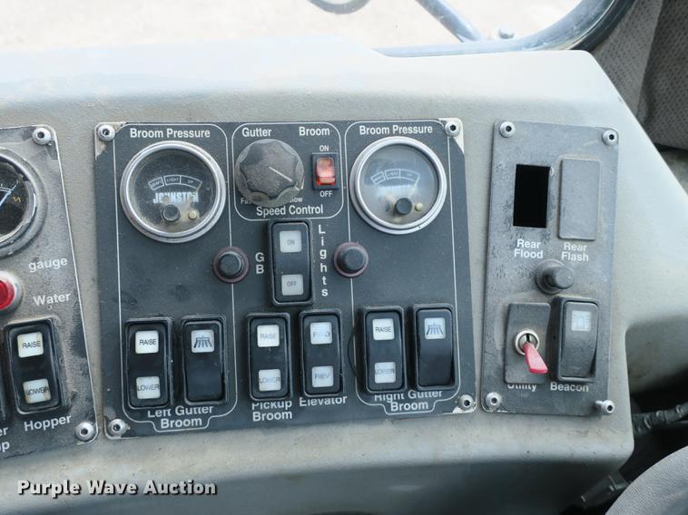 image for item DE3831 2009 Allianz Johnston MX450 sweeper