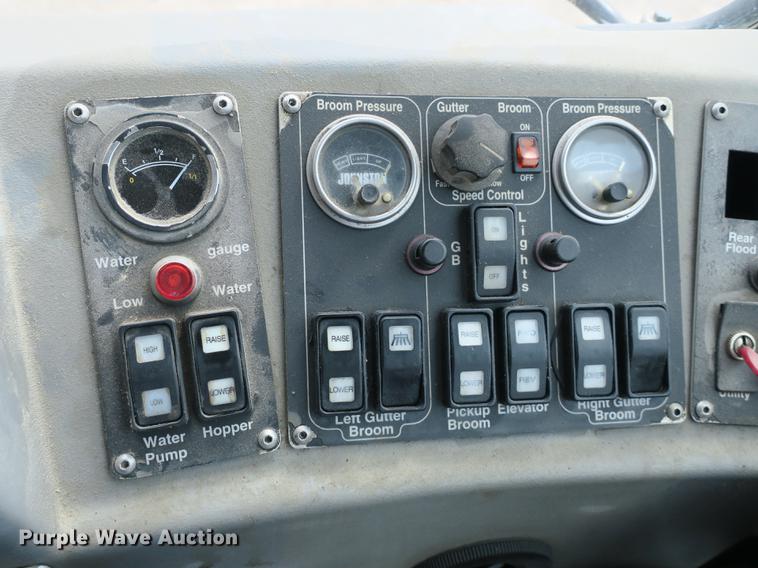 image for item DE3831 2009 Allianz Johnston MX450 sweeper