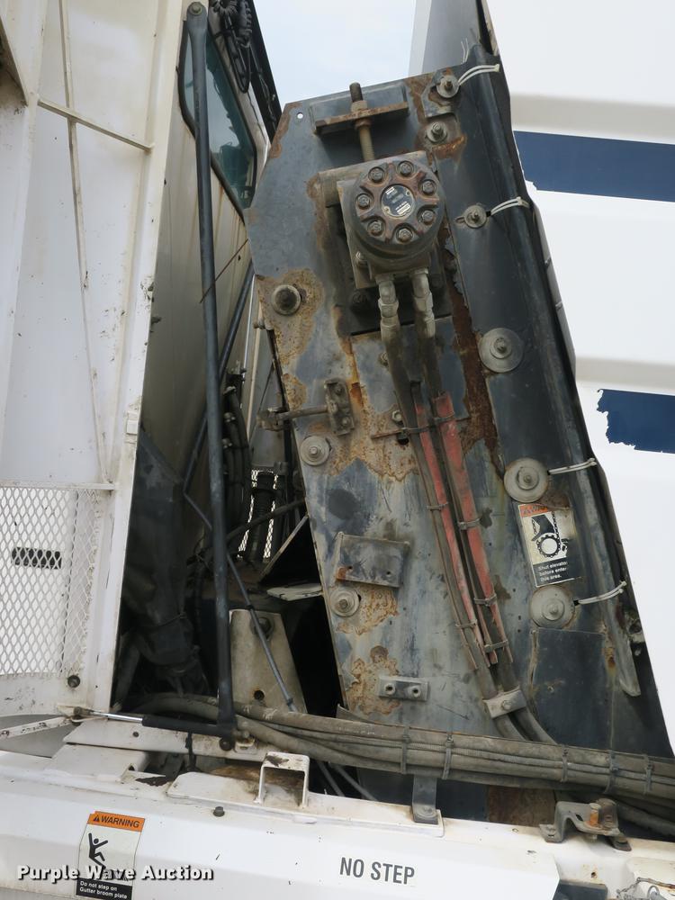 image for item DE3831 2009 Allianz Johnston MX450 sweeper