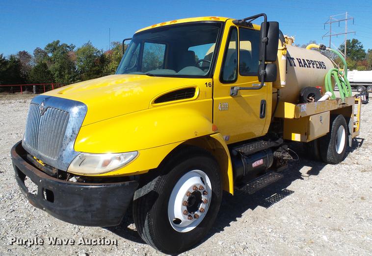 image for item DE5294 2004 International 4300 vacuum truck