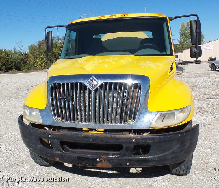 image for item DE5294 2004 International 4300 vacuum truck