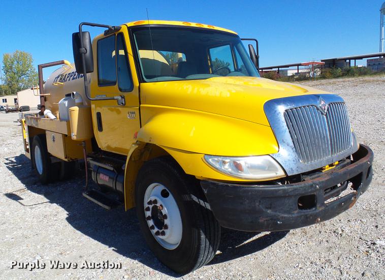 image for item DE5294 2004 International 4300 vacuum truck