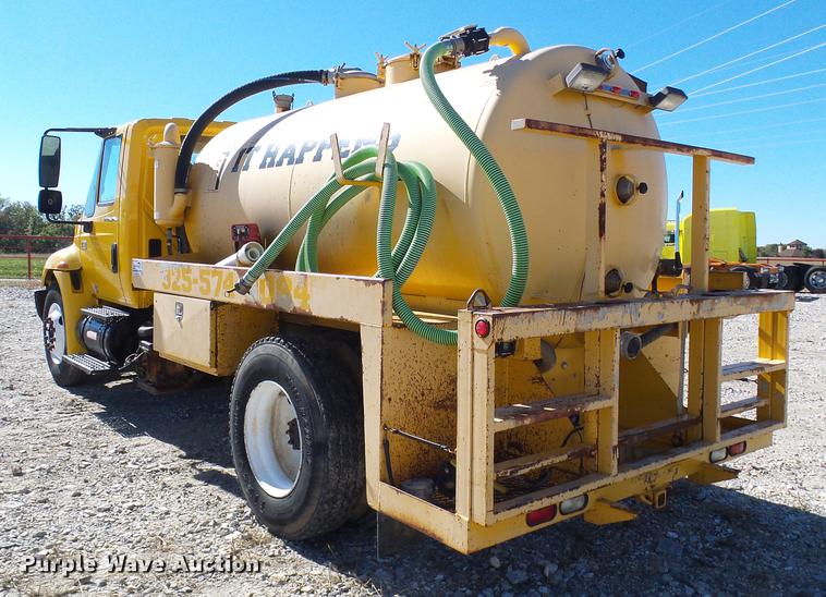 image for item DE5294 2004 International 4300 vacuum truck