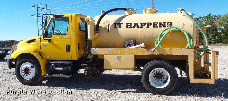 image for item DE5294 2004 International 4300 vacuum truck