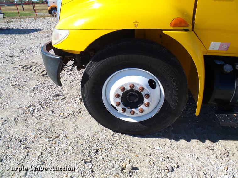 image for item DE5294 2004 International 4300 vacuum truck