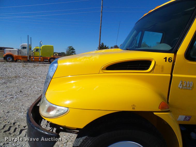 image for item DE5294 2004 International 4300 vacuum truck