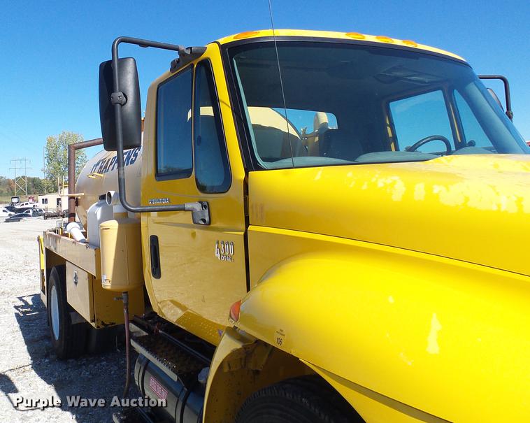 image for item DE5294 2004 International 4300 vacuum truck