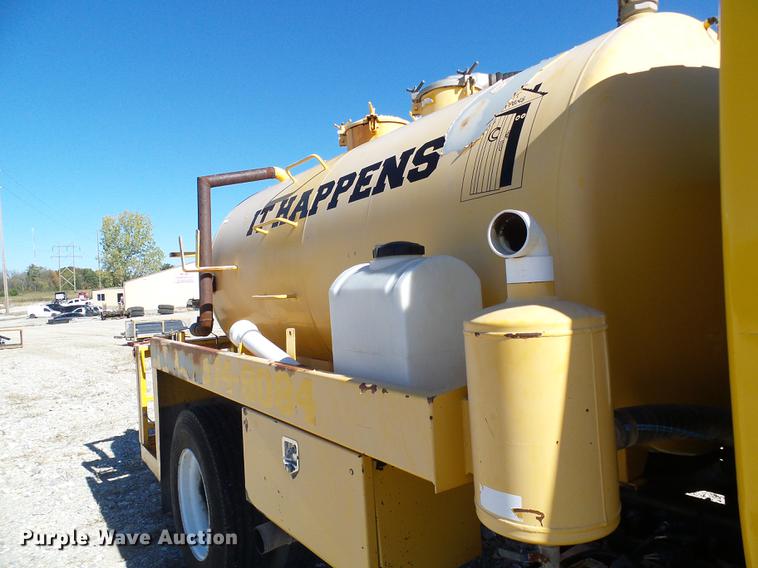 image for item DE5294 2004 International 4300 vacuum truck