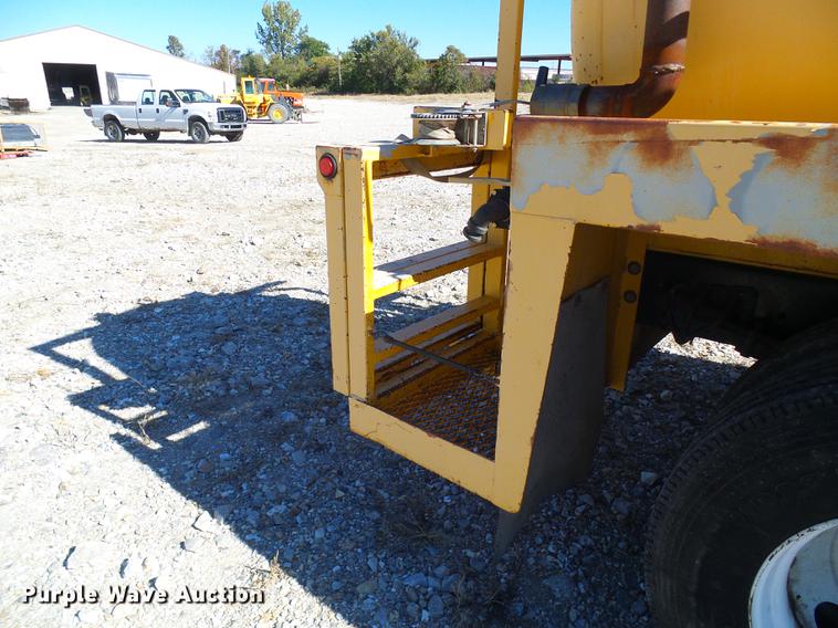 image for item DE5294 2004 International 4300 vacuum truck