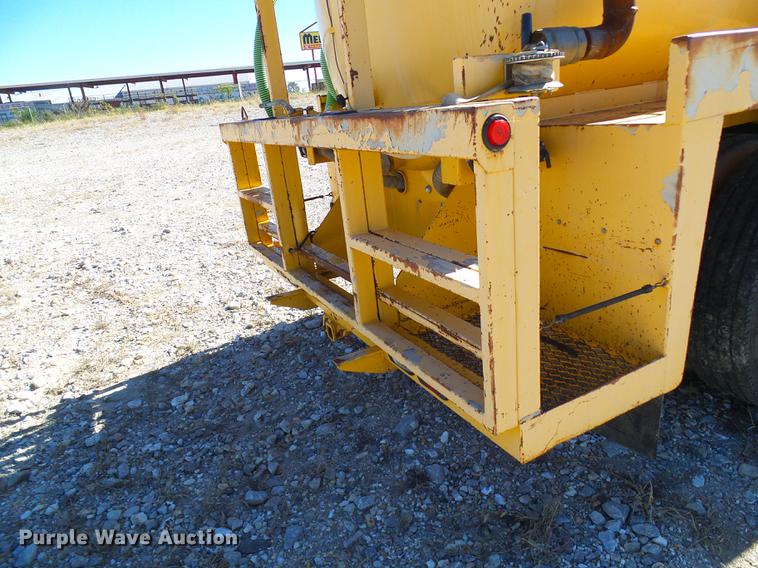 image for item DE5294 2004 International 4300 vacuum truck