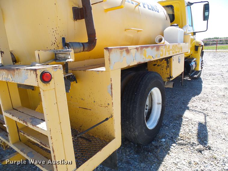 image for item DE5294 2004 International 4300 vacuum truck