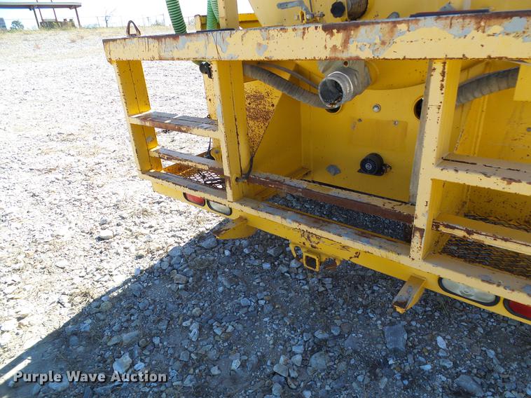image for item DE5294 2004 International 4300 vacuum truck