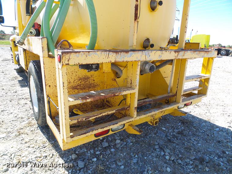 image for item DE5294 2004 International 4300 vacuum truck