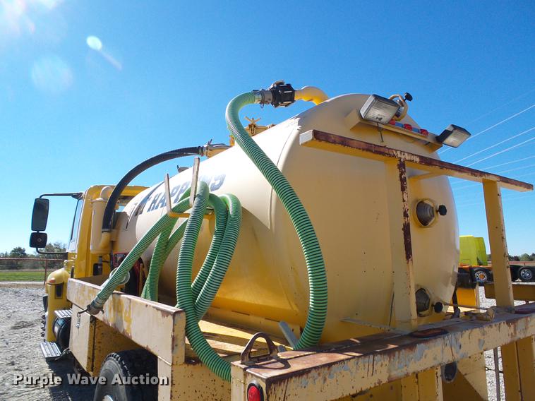 image for item DE5294 2004 International 4300 vacuum truck