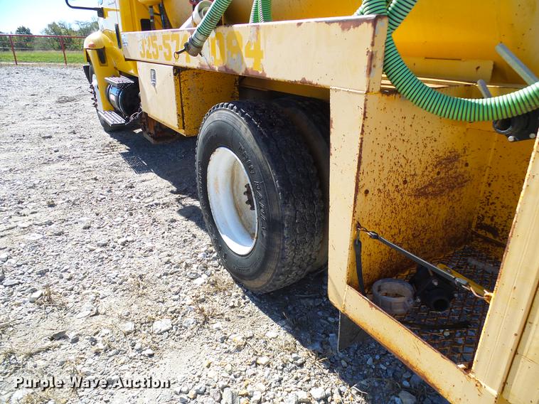 image for item DE5294 2004 International 4300 vacuum truck