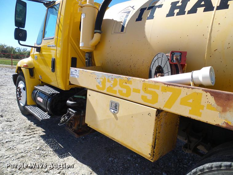 image for item DE5294 2004 International 4300 vacuum truck
